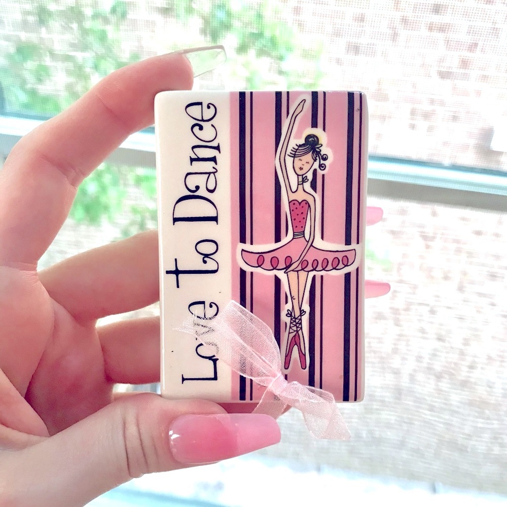 CERAMIC DANCE MAGNET